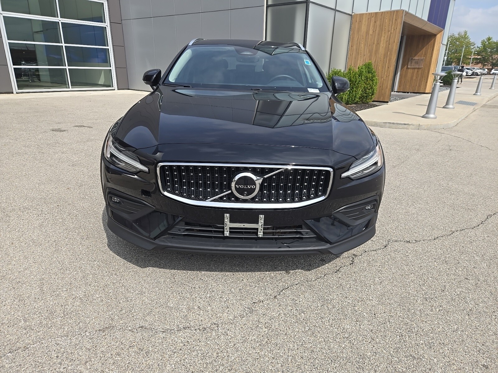 2024 Volvo V60 Cross Country B5 Plus photo 3