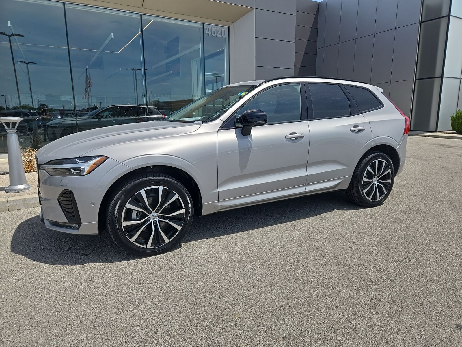 2025 Volvo XC60 B5 Plus Dark AWD's photo