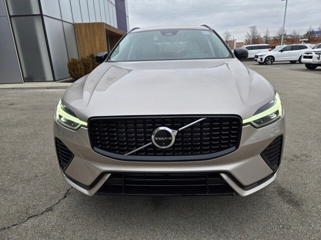2025 Volvo XC60 T8 Plus photo 3