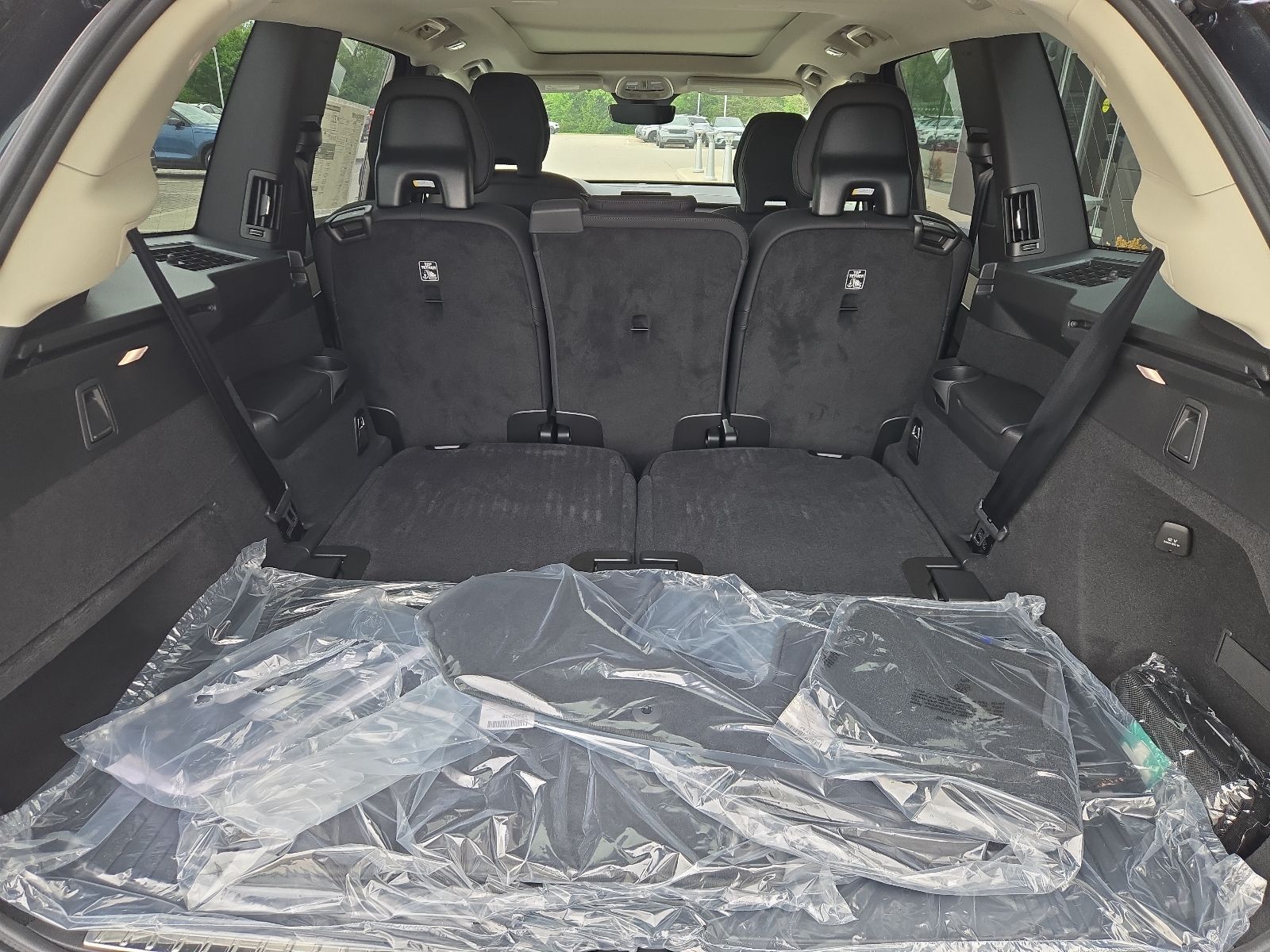 2026 Volvo XC90 Plus - Photo 14