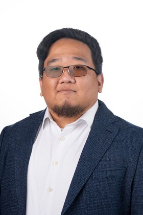 Staff member Ken Cheng  from 61240b0956bc