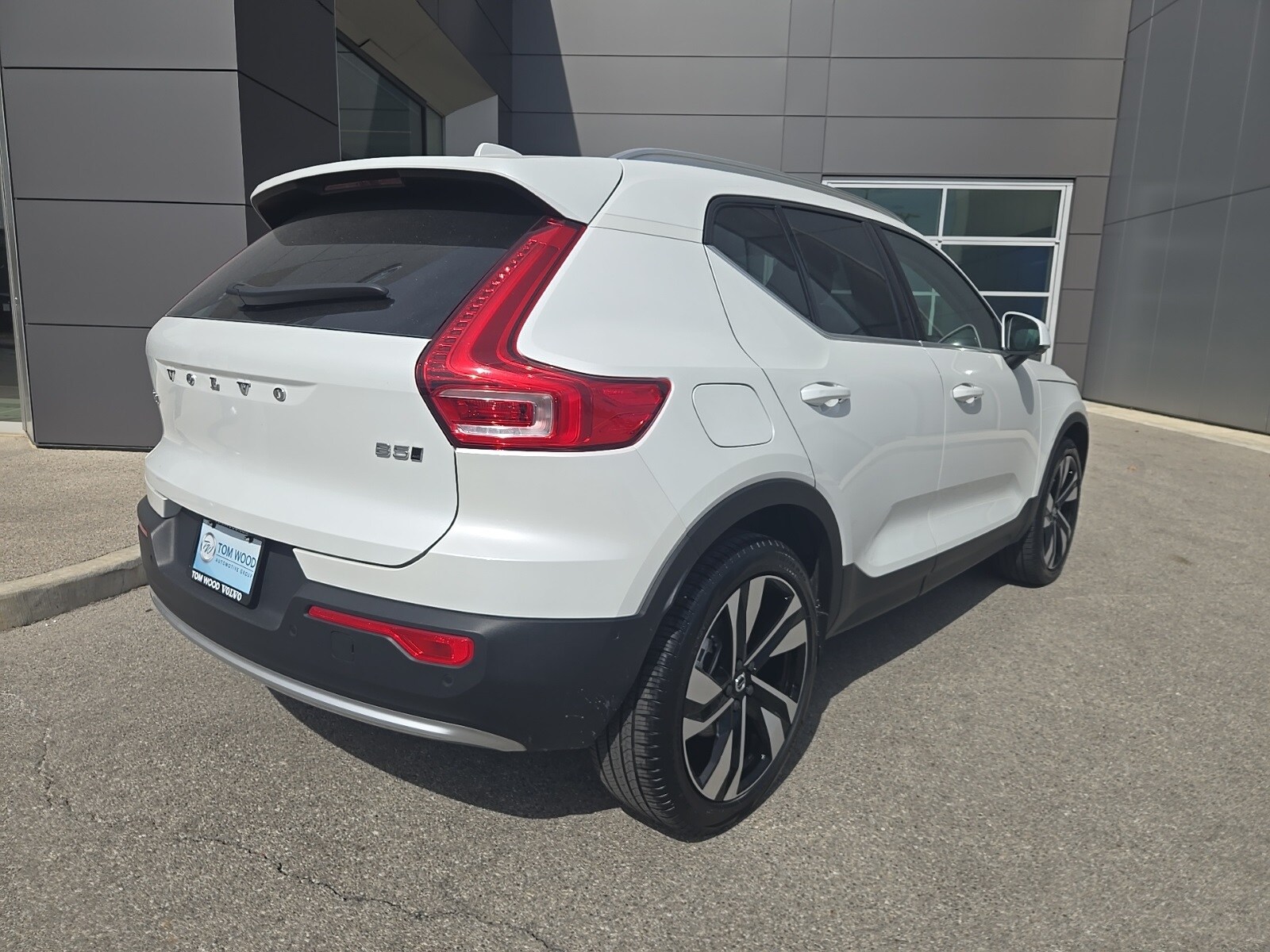 2025 Volvo XC40 Plus photo 2