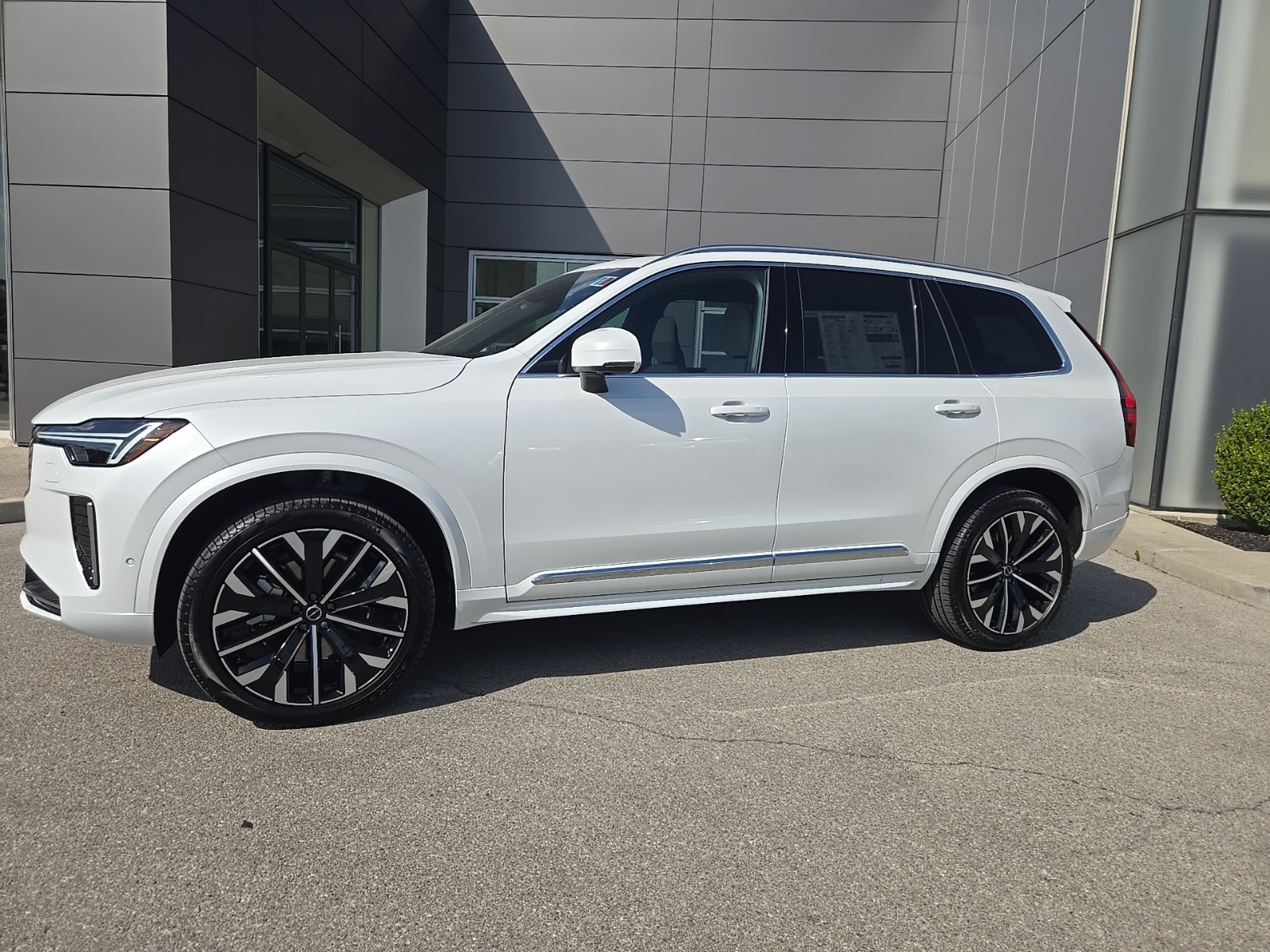 2026 Volvo XC90 Plus's photo