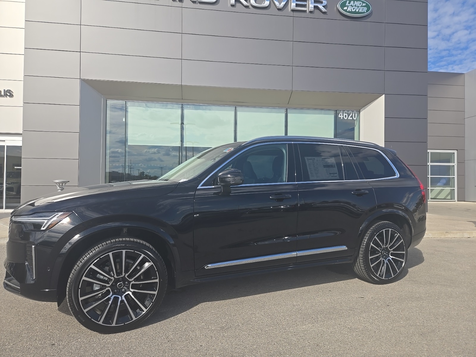 2026 Volvo XC90 Plus's photo