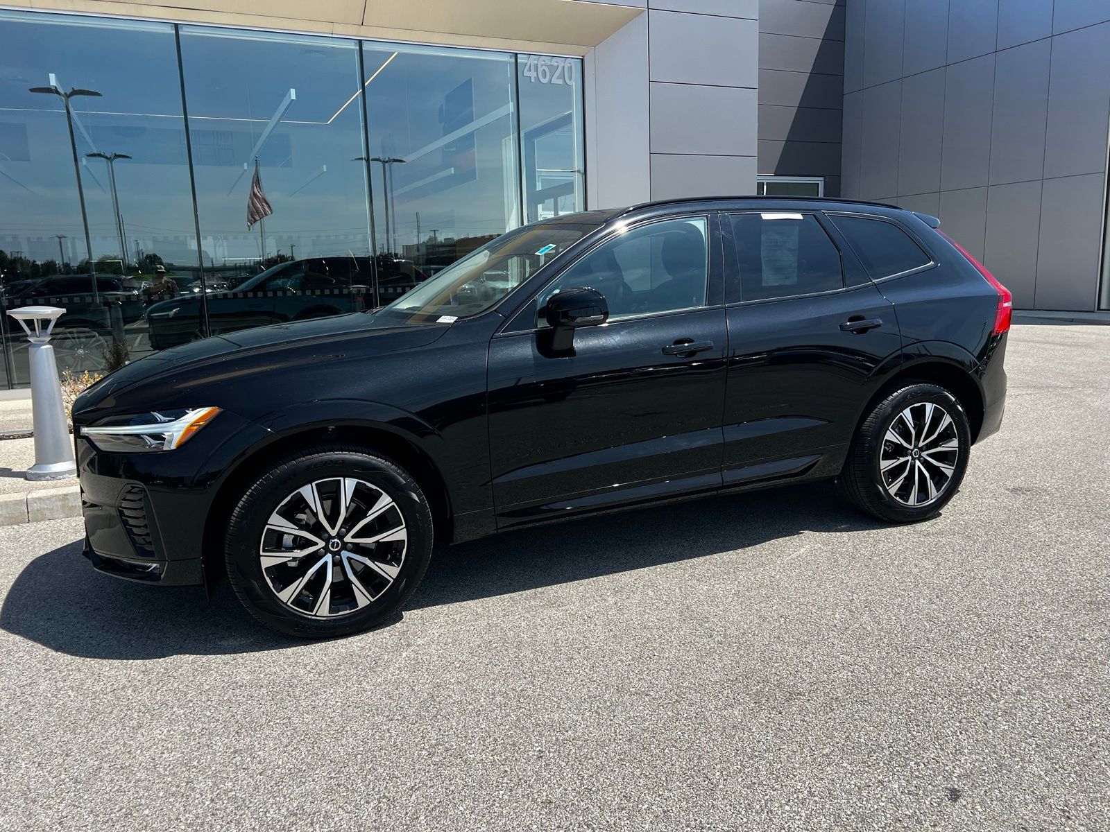 2025 Volvo XC60 B5 Core Dark AWD's photo