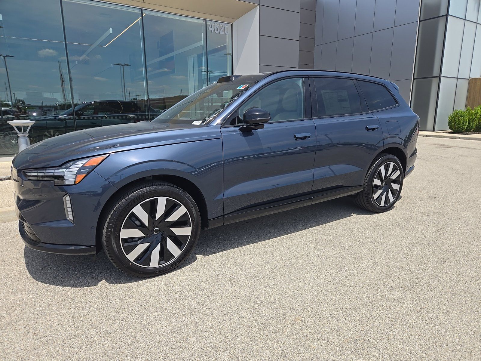2025 Volvo EX90 Plus - Photo 22