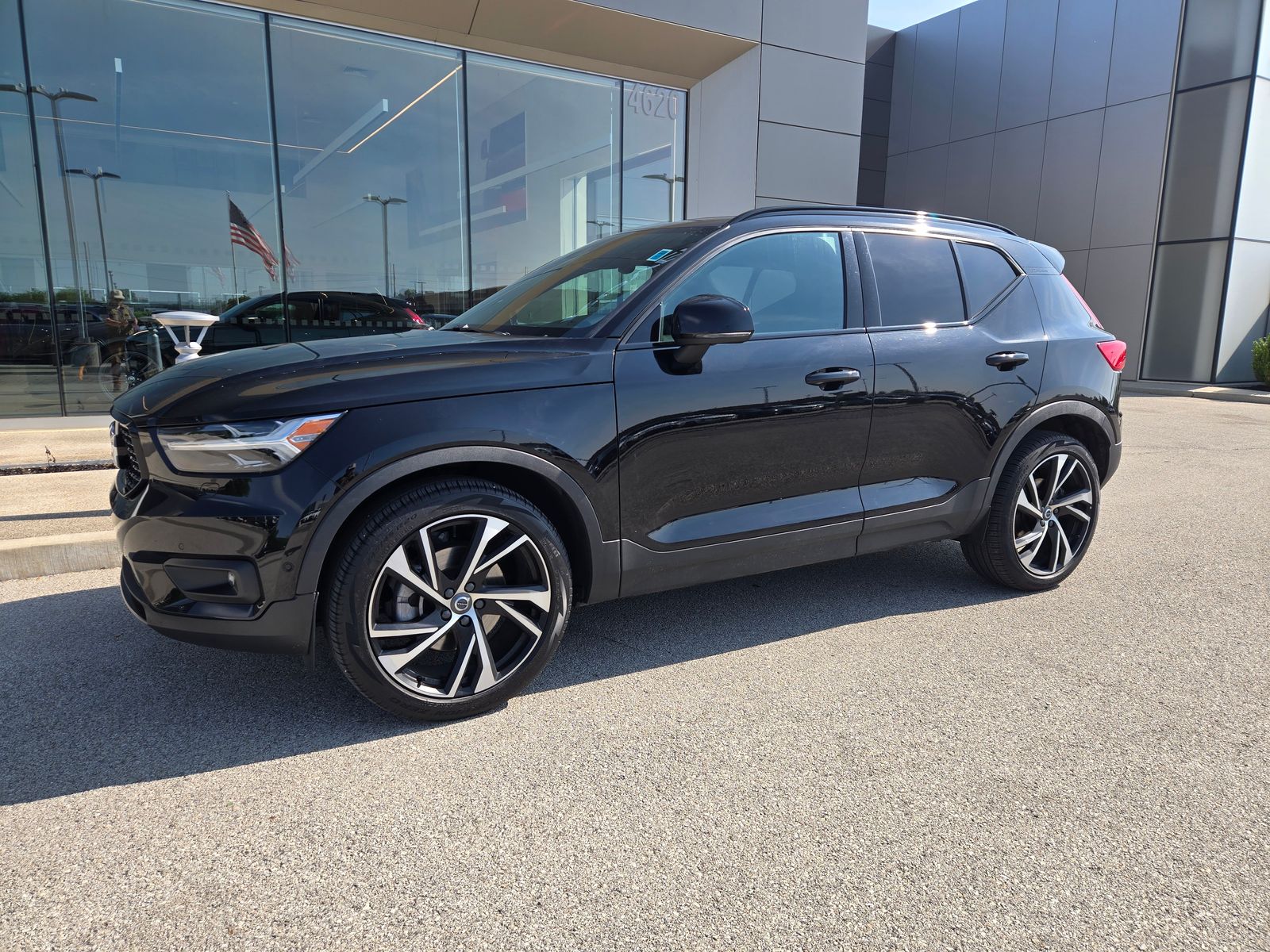 2019 Volvo XC40 T5 R-Design AWD's photo