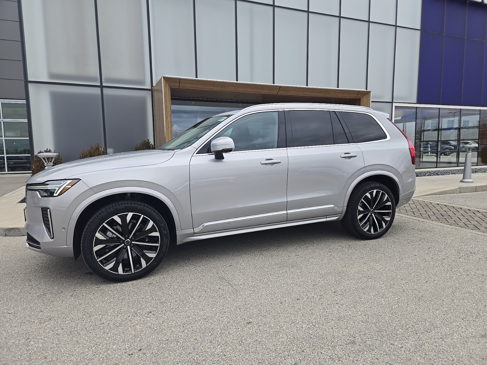 2025 Volvo XC90 Plus's photo