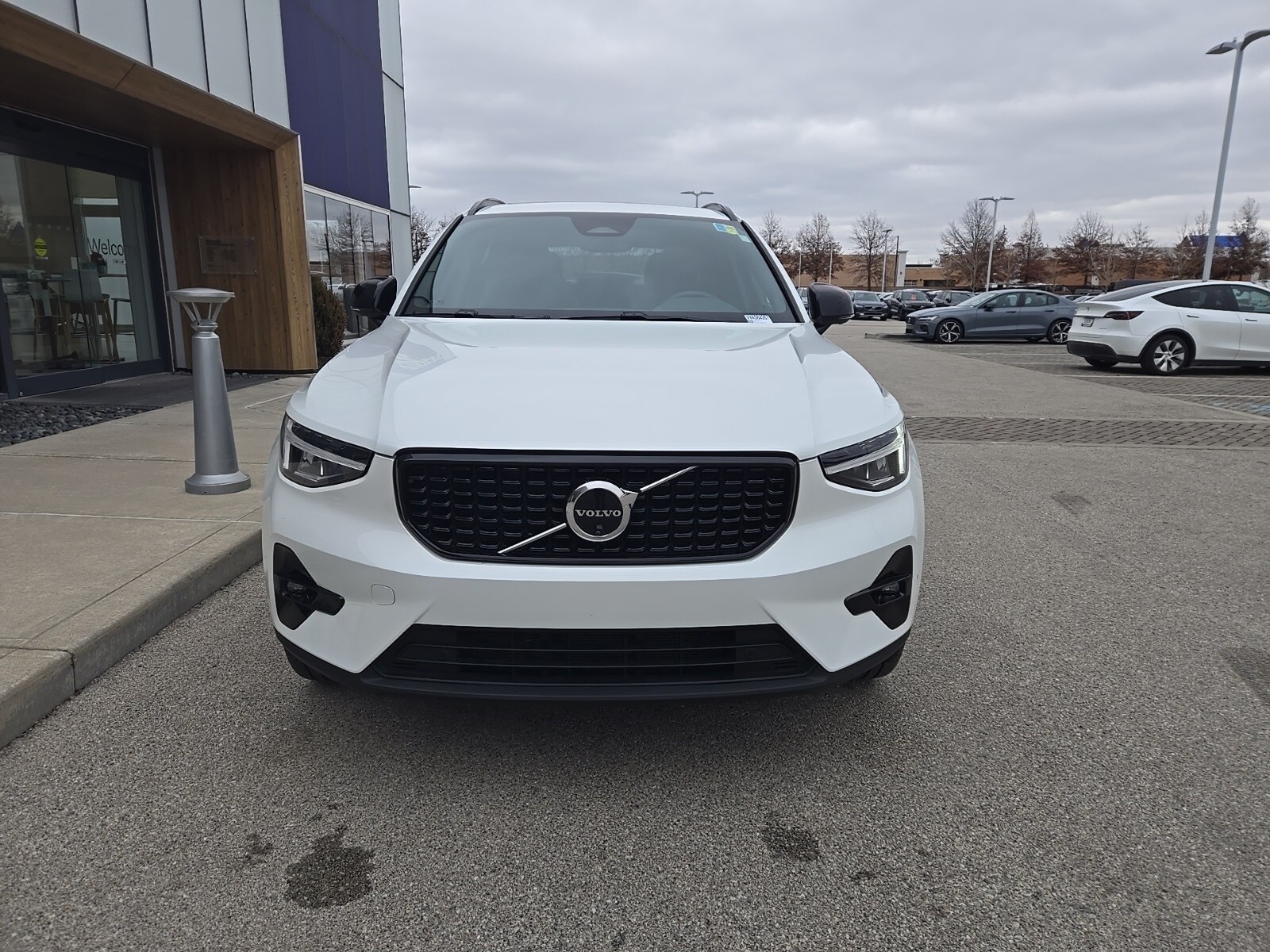2025 Volvo XC40 Plus photo 2