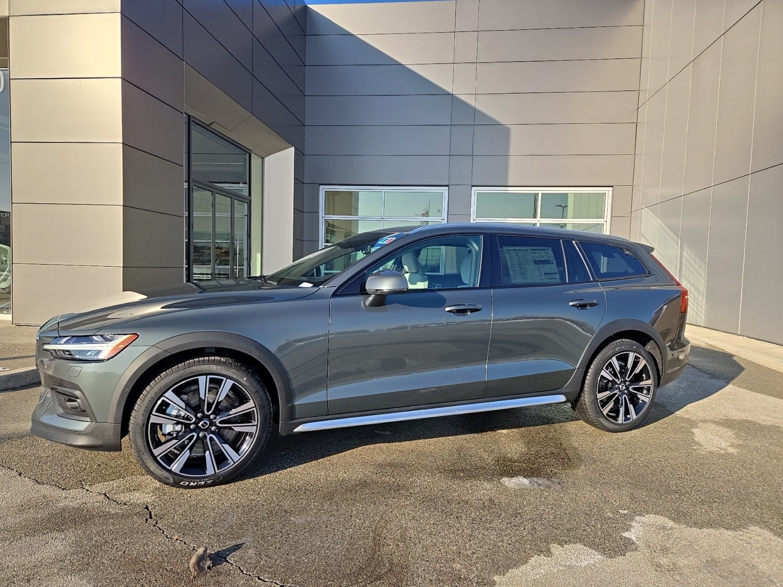 2026 Volvo V60 Cross Country Ultra's photo