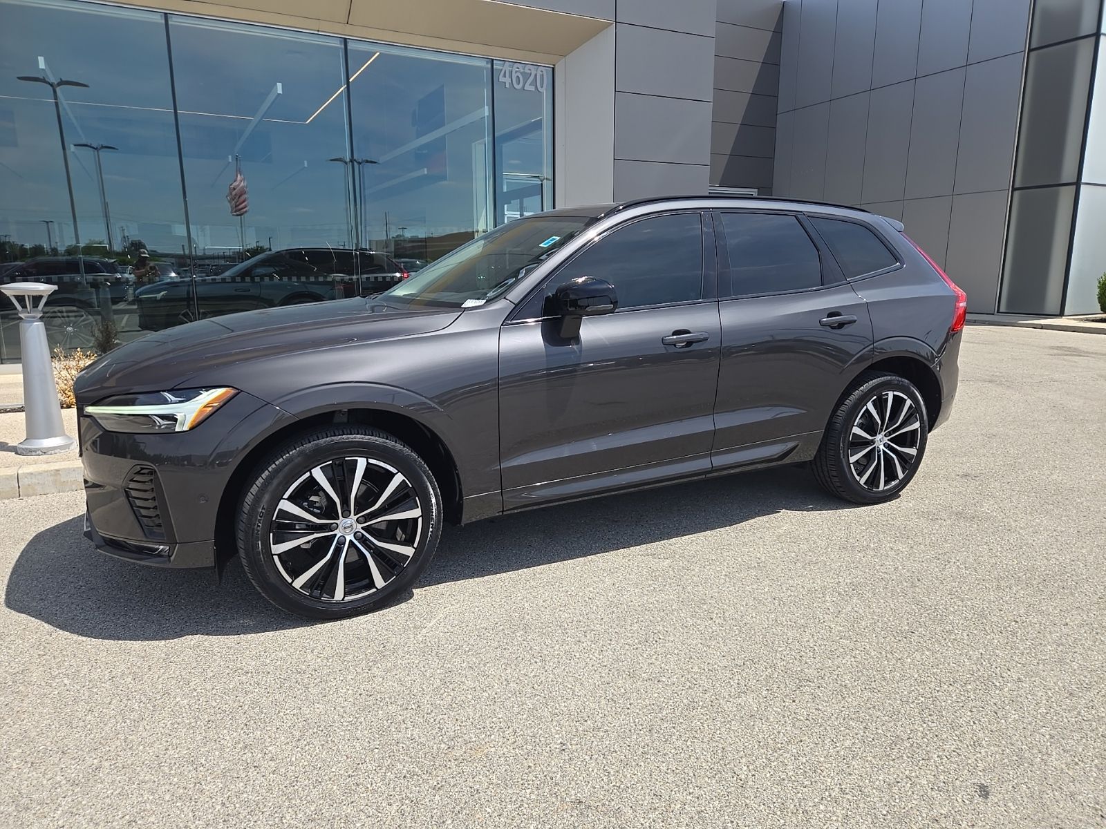 2024 Volvo XC60 B5 Plus Dark Theme AWD's photo