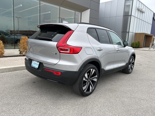 2025 Volvo XC40 photo 2