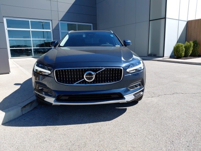 2025 Volvo V90 Cross Country B6 Plus photo 2