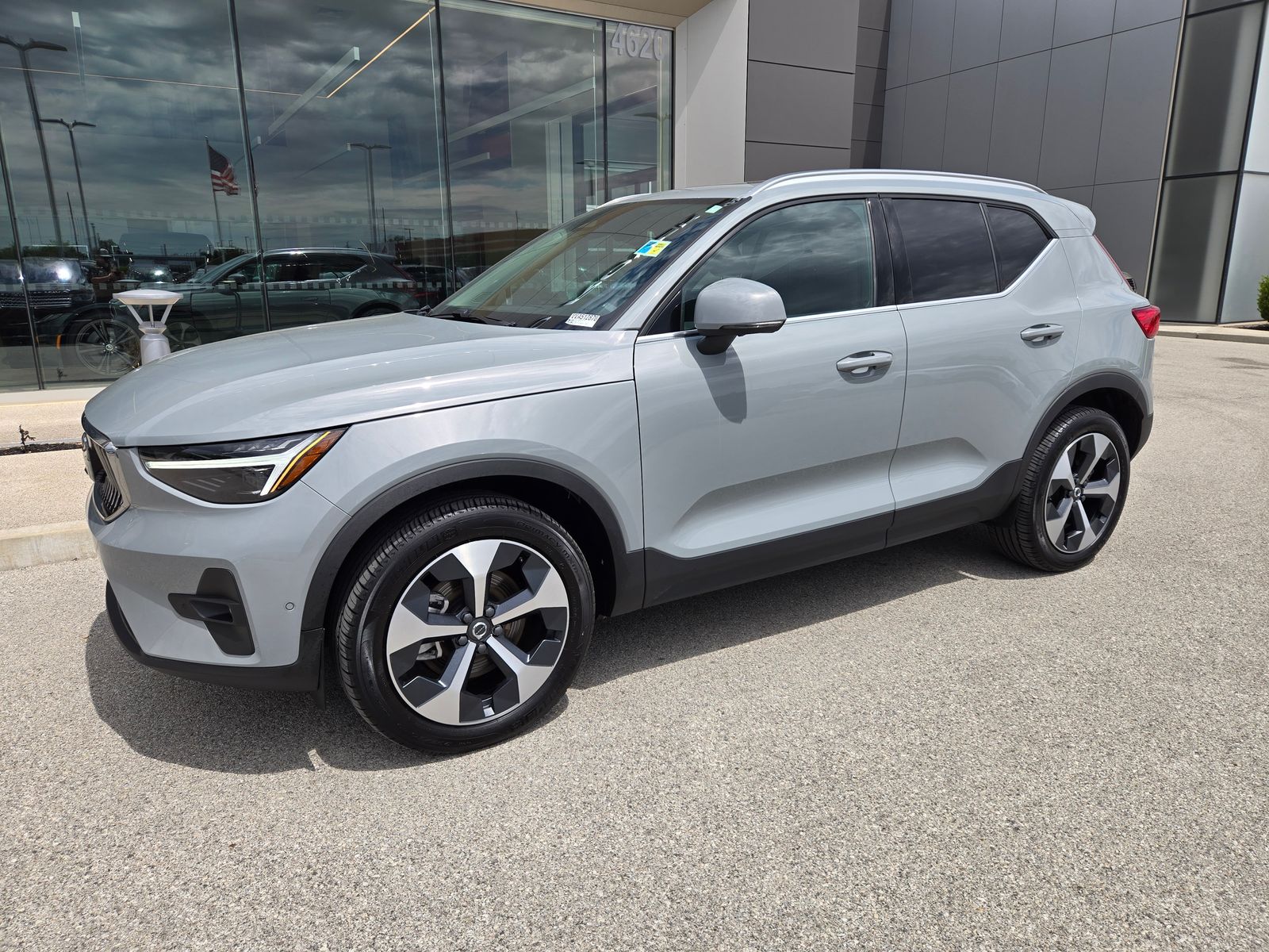 2025 Volvo XC40 B5 Plus Bright AWD's photo