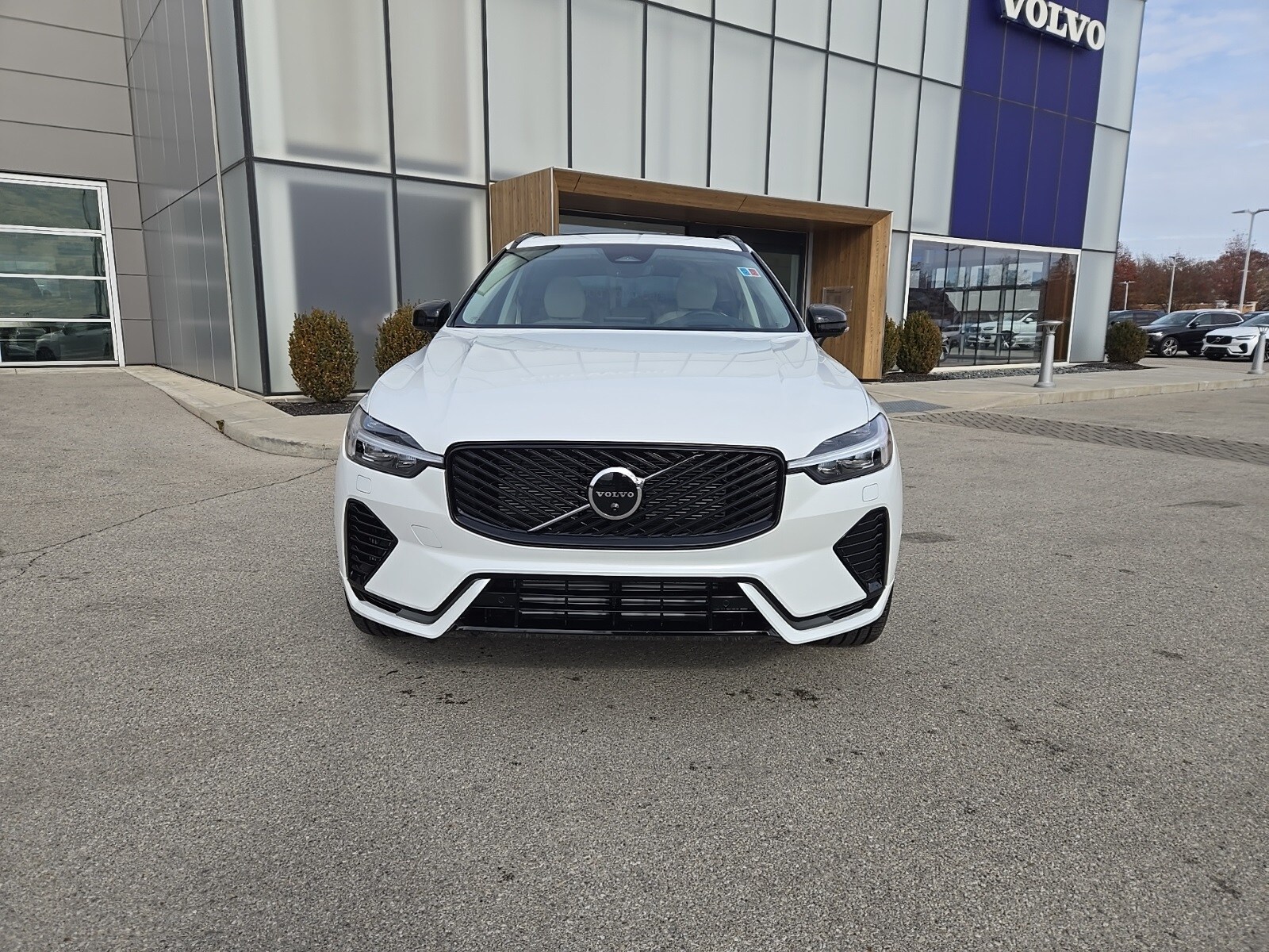 2026 Volvo XC60 Hybrid T8 eAWD photo 3