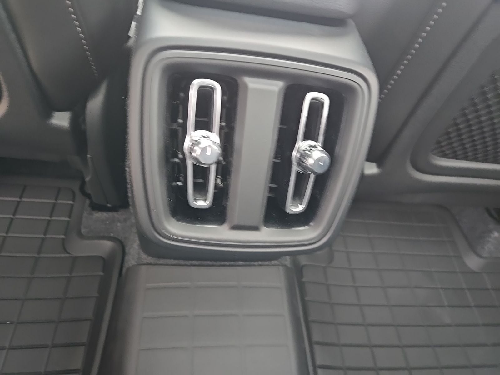 2026 Volvo XC40 Plus - Photo 33