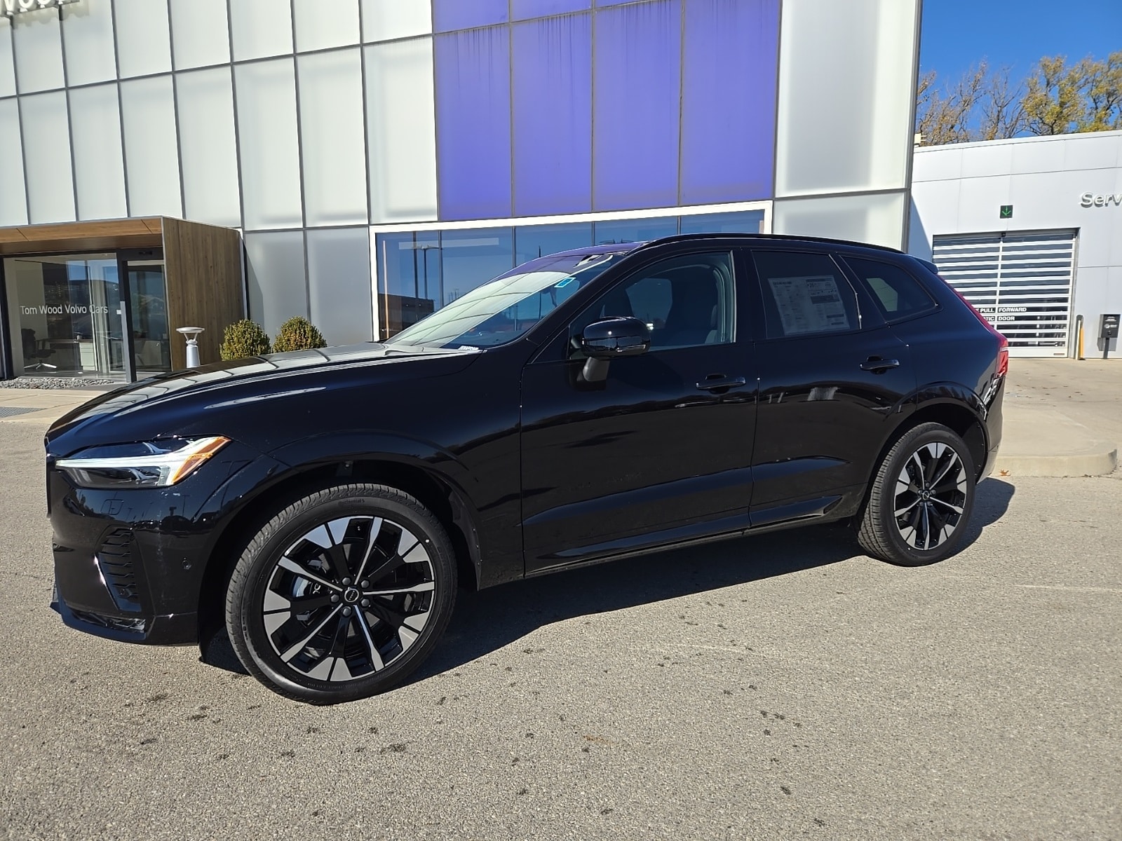 2026 Volvo XC60 Plus's photo