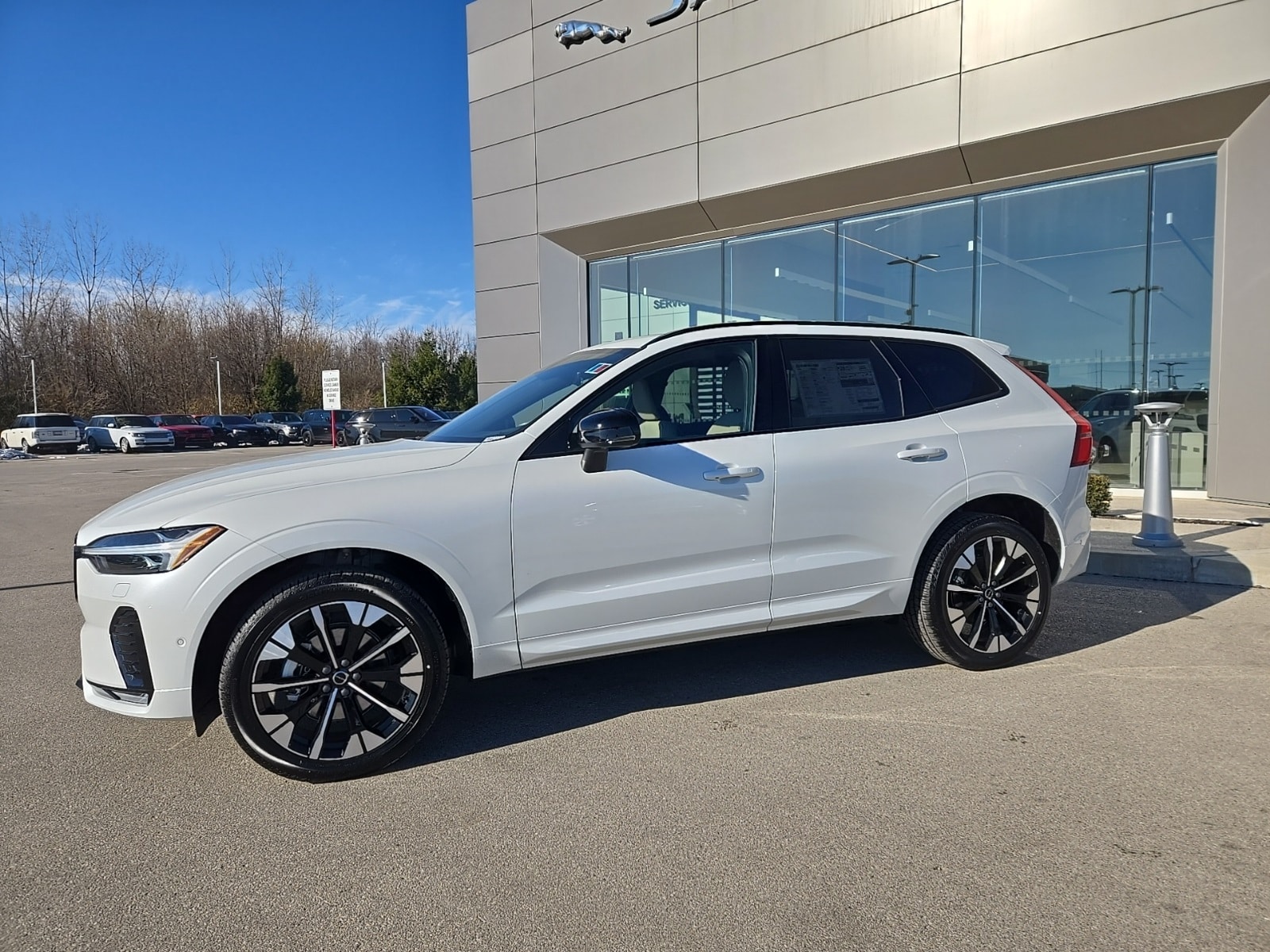 2026 Volvo XC60 Plus's photo
