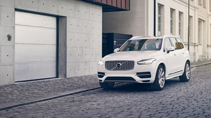 2017-Volvo-XC90-Headlights (700x394).jpg