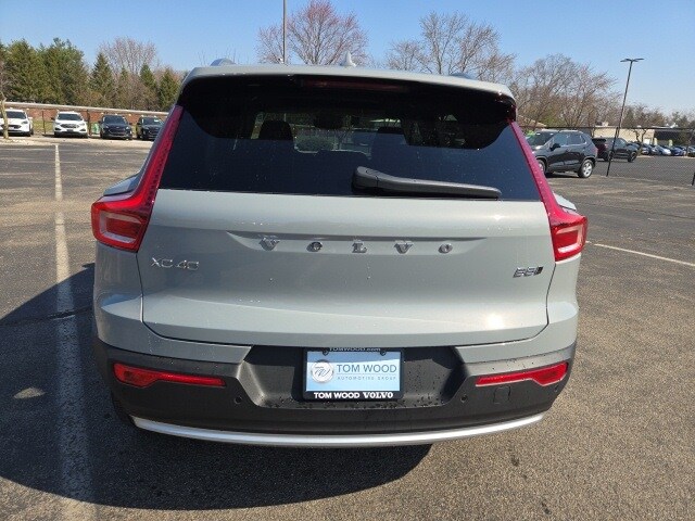 2025 Volvo XC40 photo 3