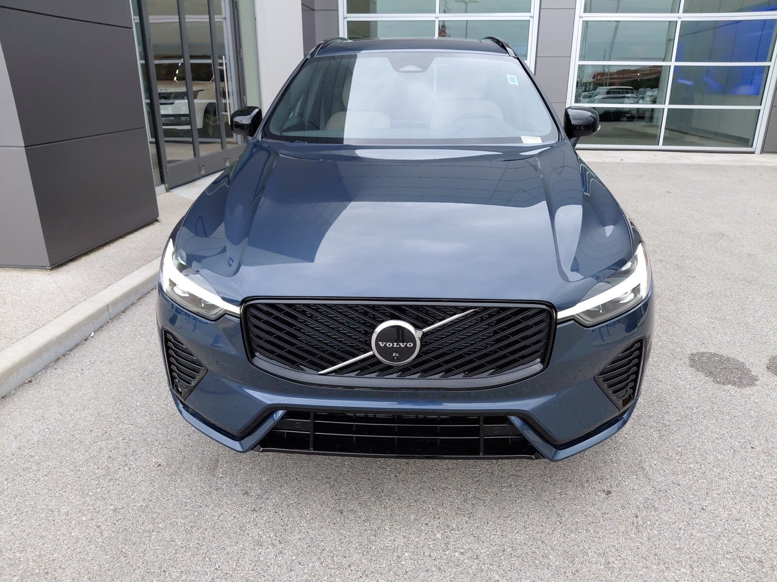 2026 Volvo XC60 B5 Plus photo 3