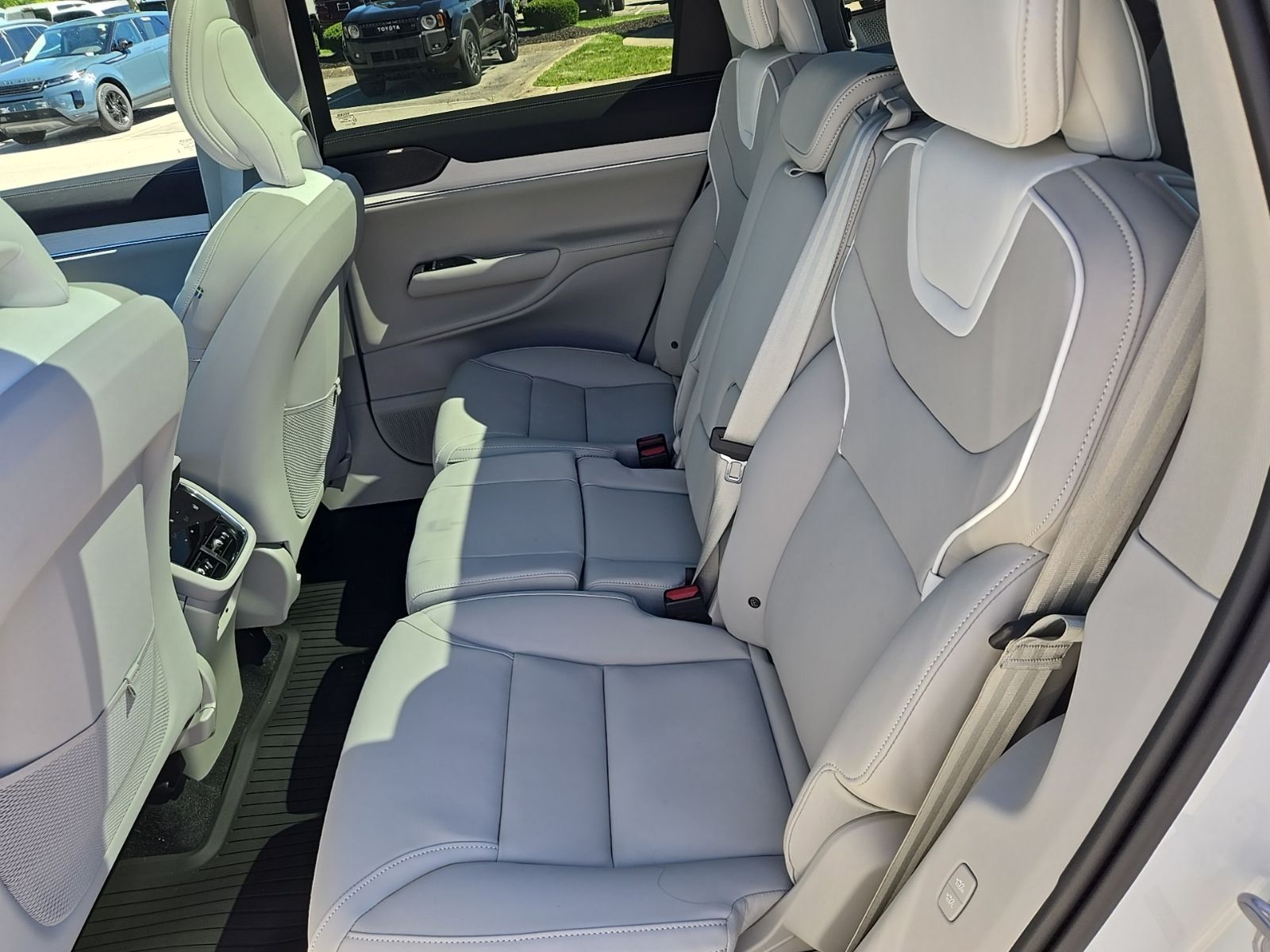 2025 Volvo EX90 Plus - Photo 28