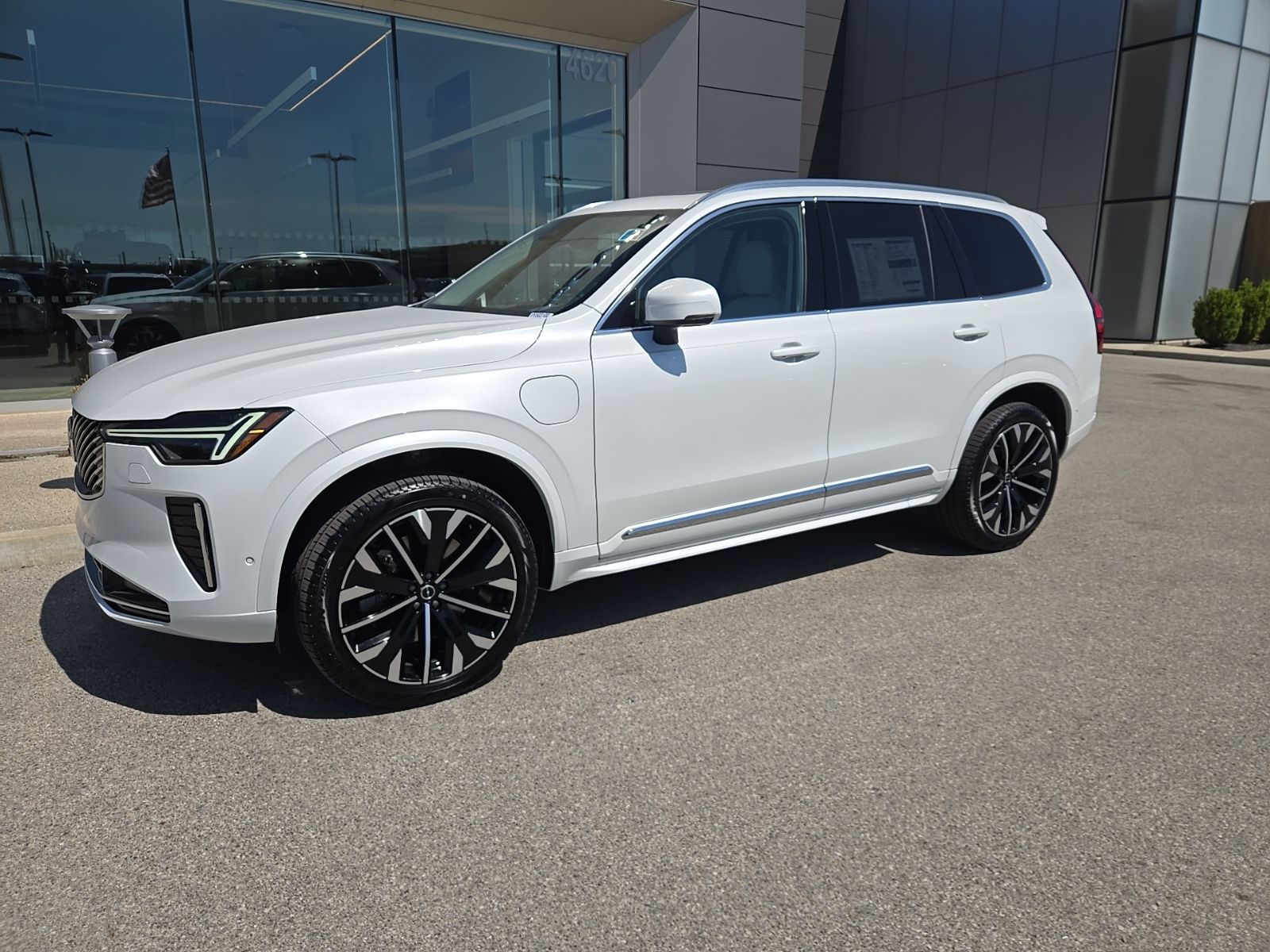 2026 Volvo XC90 T8 Recharge Ultra Bright 4WD's photo