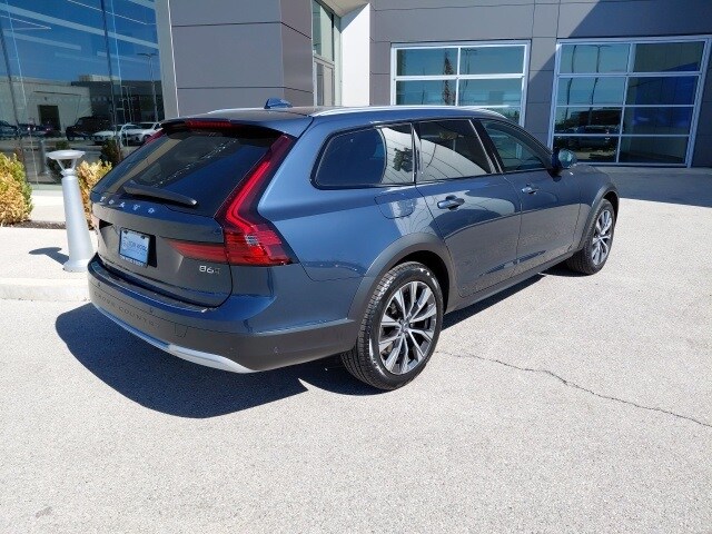 2025 Volvo V90 Cross Country B6 Plus photo 2