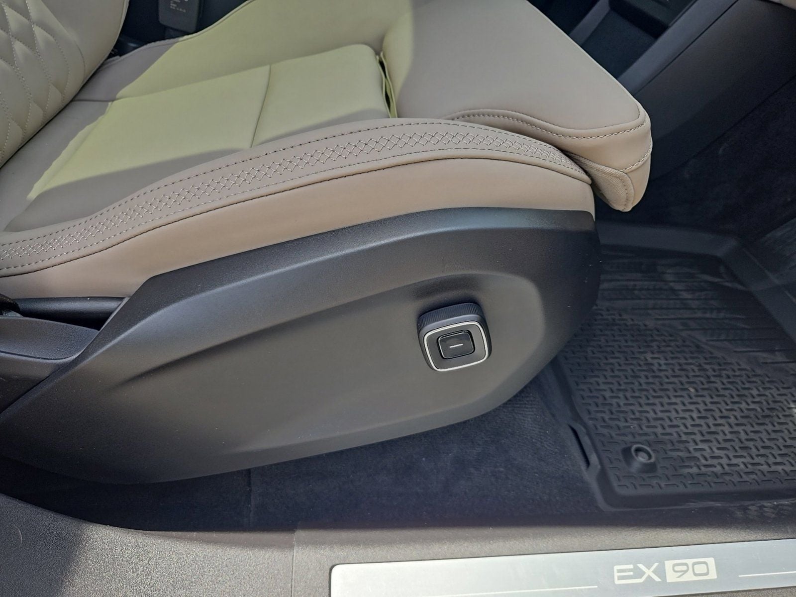 2025 Volvo EX90 Plus - Photo 30
