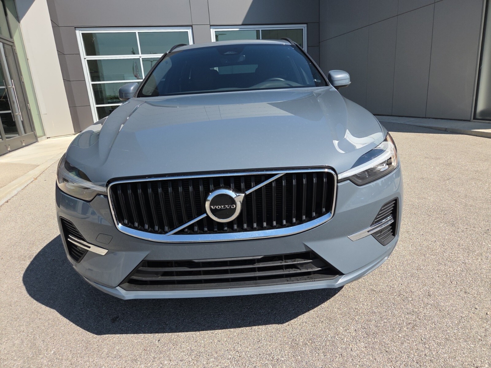 2022 Volvo XC60 B5 Momentum photo 3