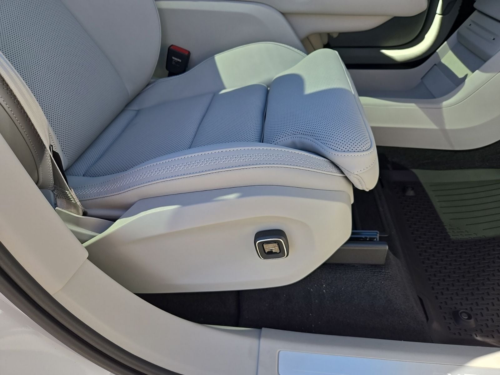 2025 Volvo EX90 Plus - Photo 24
