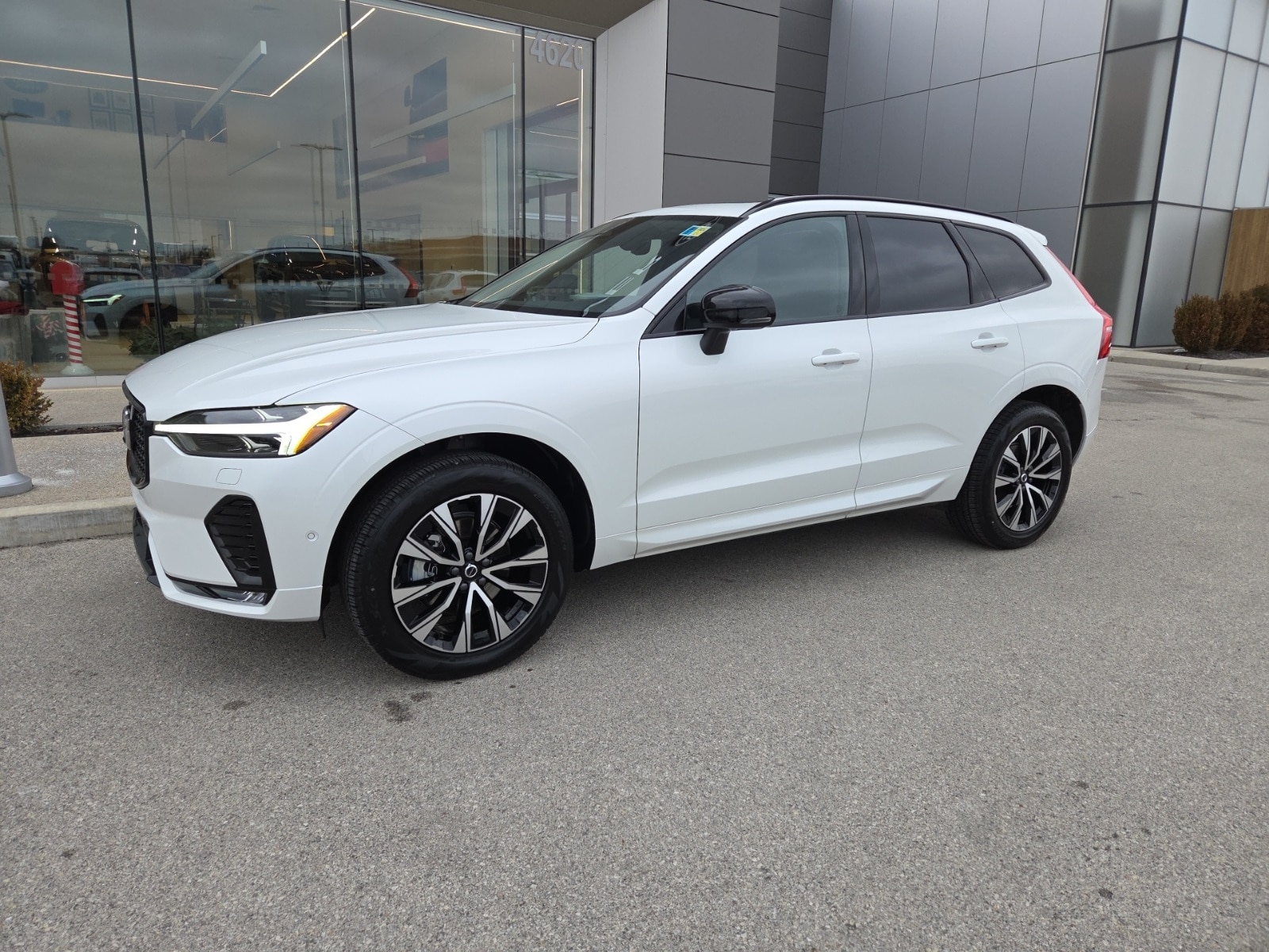 2025 Volvo XC60 Plus's photo