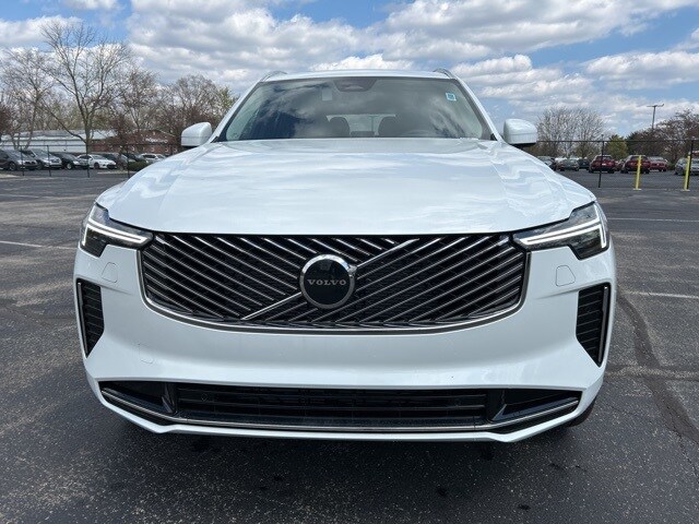 2025 Volvo XC90 B5 Core photo 3
