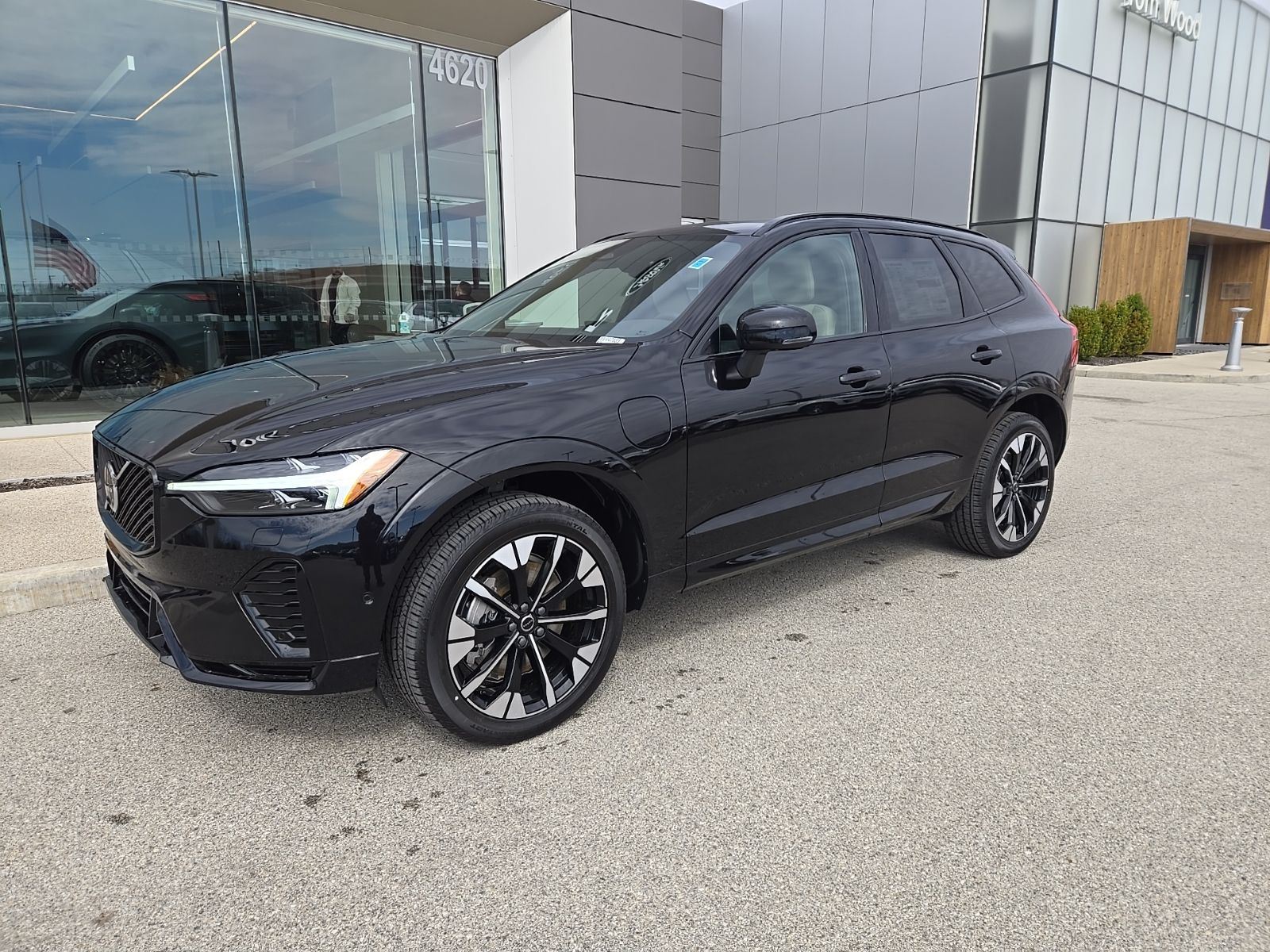 2026 Volvo XC60 T8 Plus Dark AWD's photo