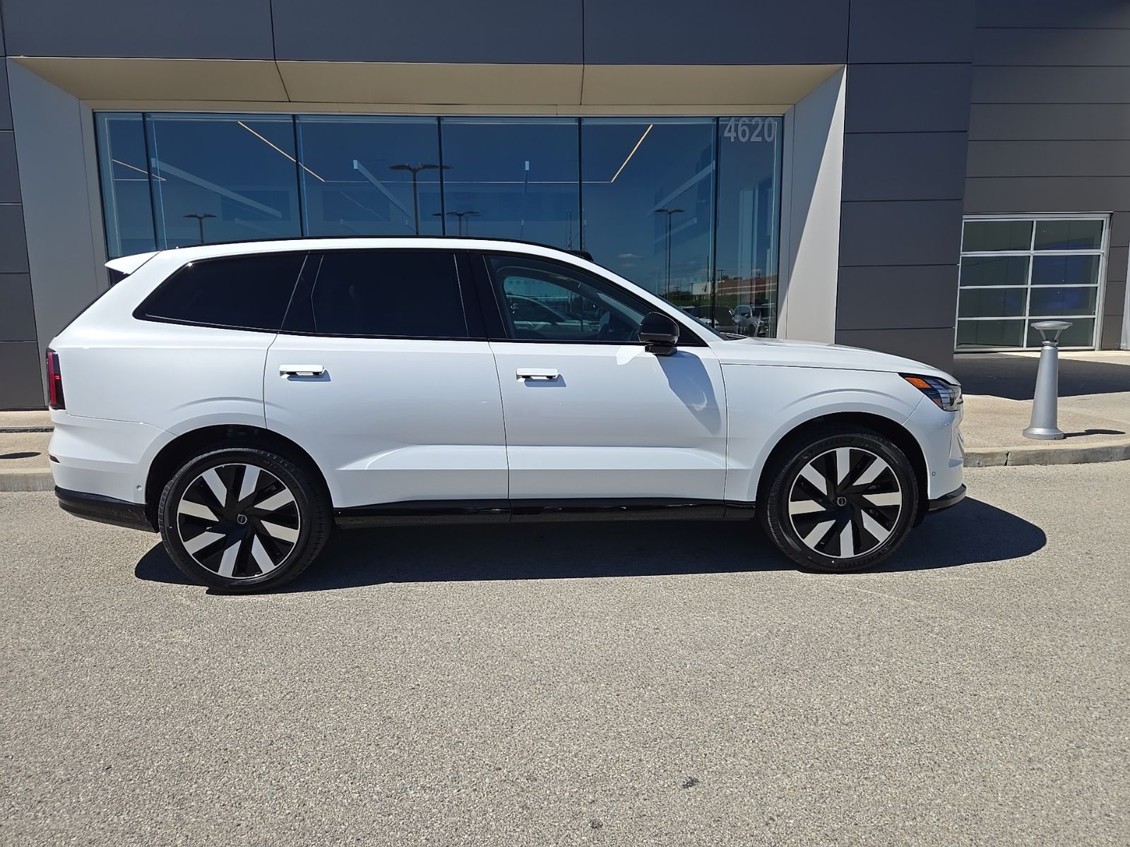 2025 Volvo EX90 Plus - Photo 6