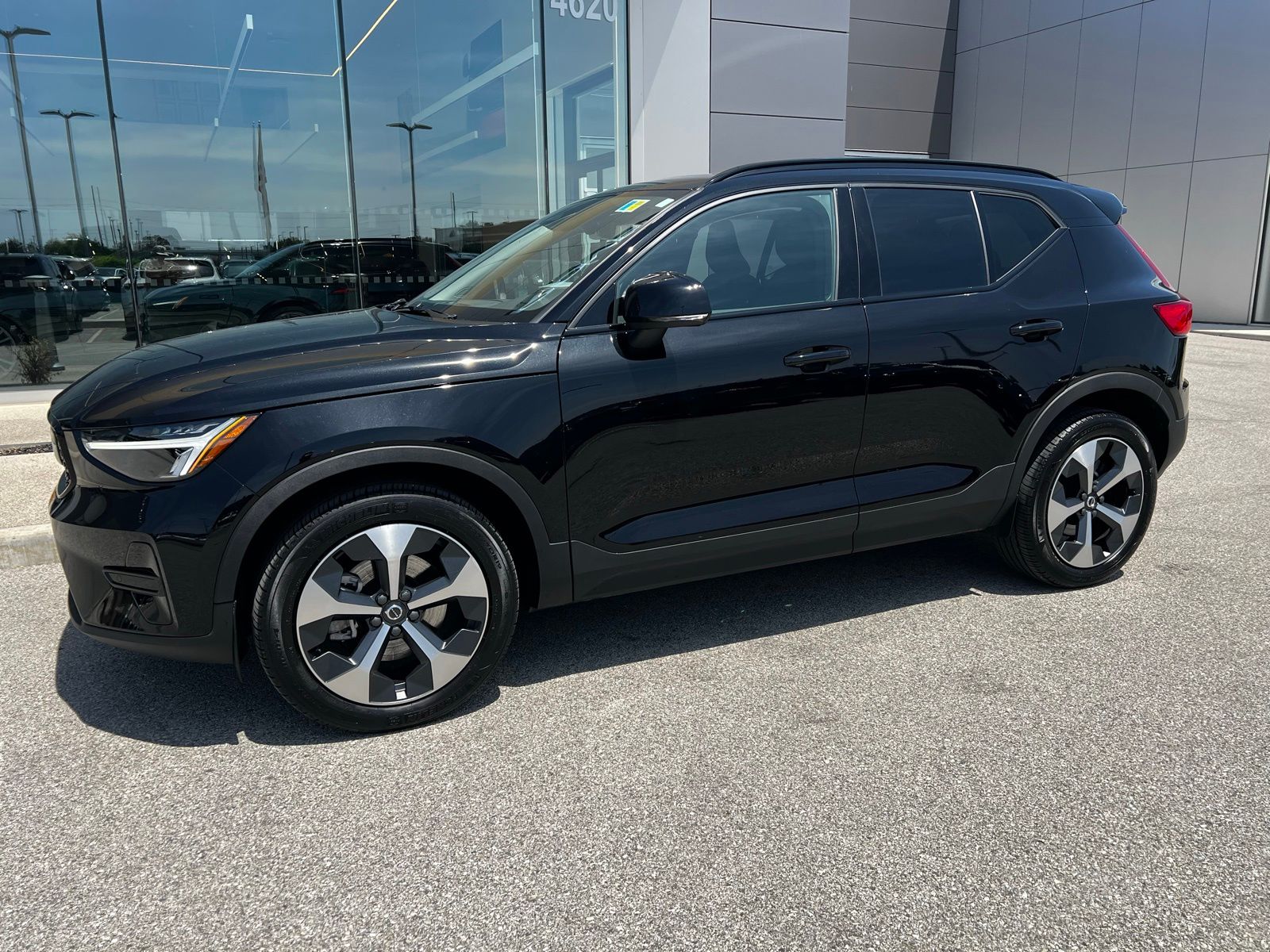 2024 Volvo XC40 B5 Core Dark AWD's photo