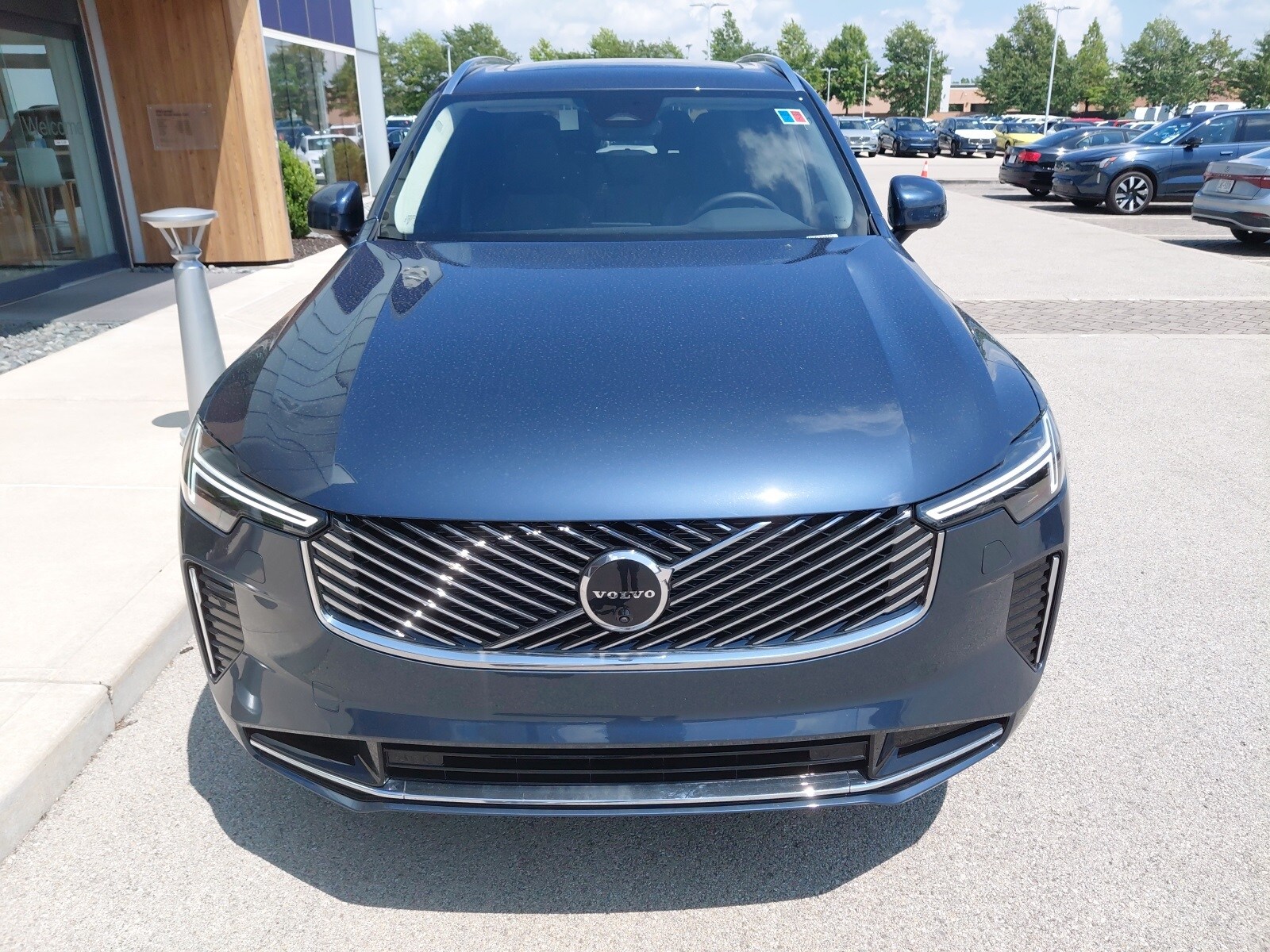 2025 Volvo XC90 T8 Plus photo 3
