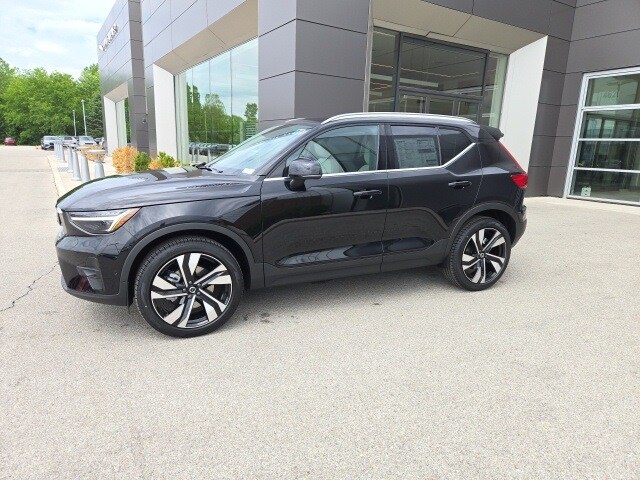 2025 Volvo XC40 B5 Ultra Bright Theme AWD SUV