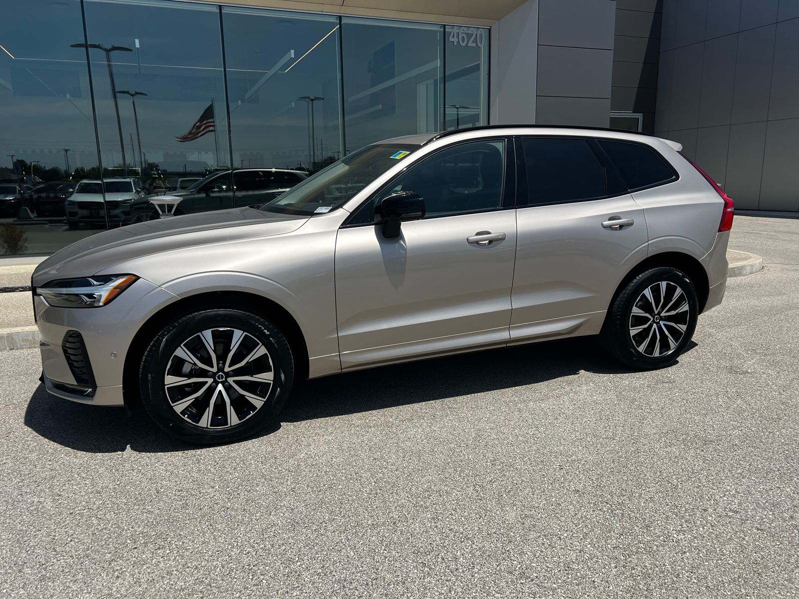 2025 Volvo XC60 B5 Plus Dark AWD's photo