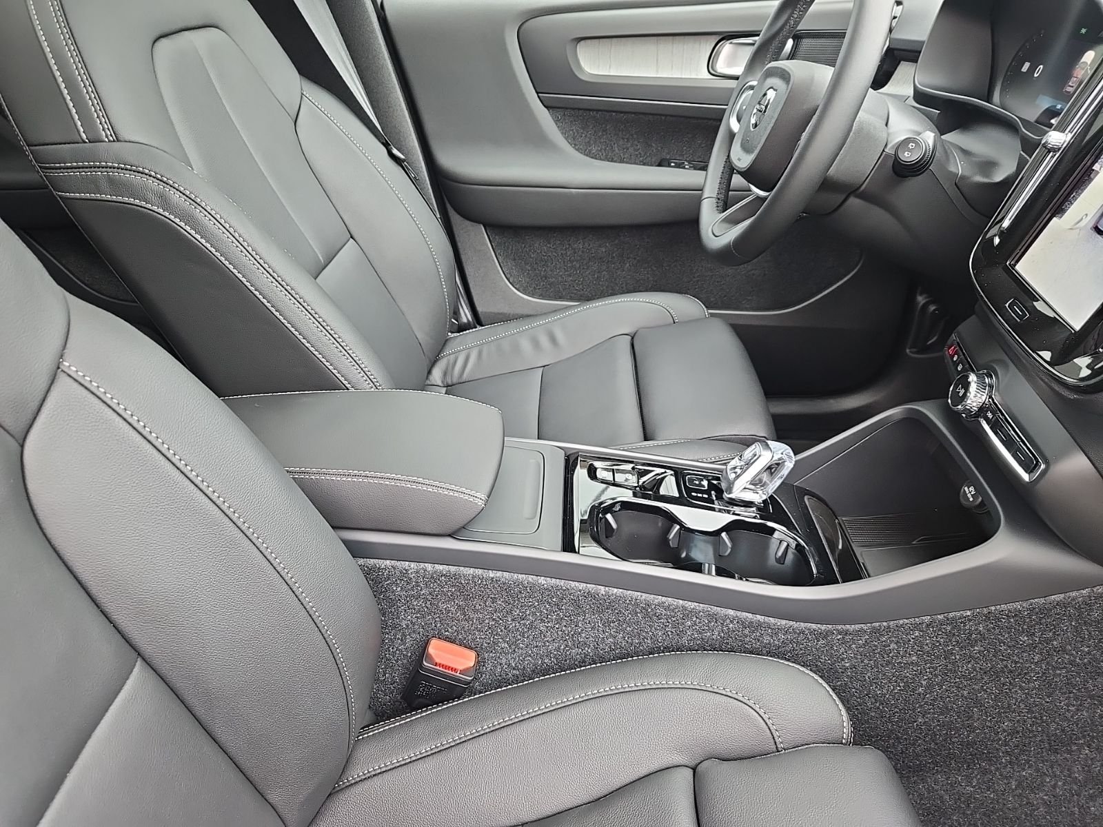 2026 Volvo XC40 Plus - Photo 26