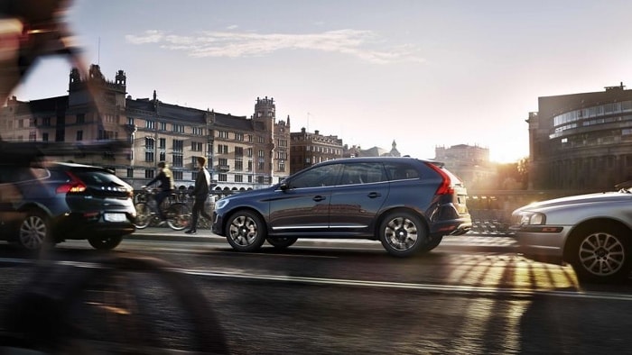 2017-Volvo-XC60-Side (700x394).jpg