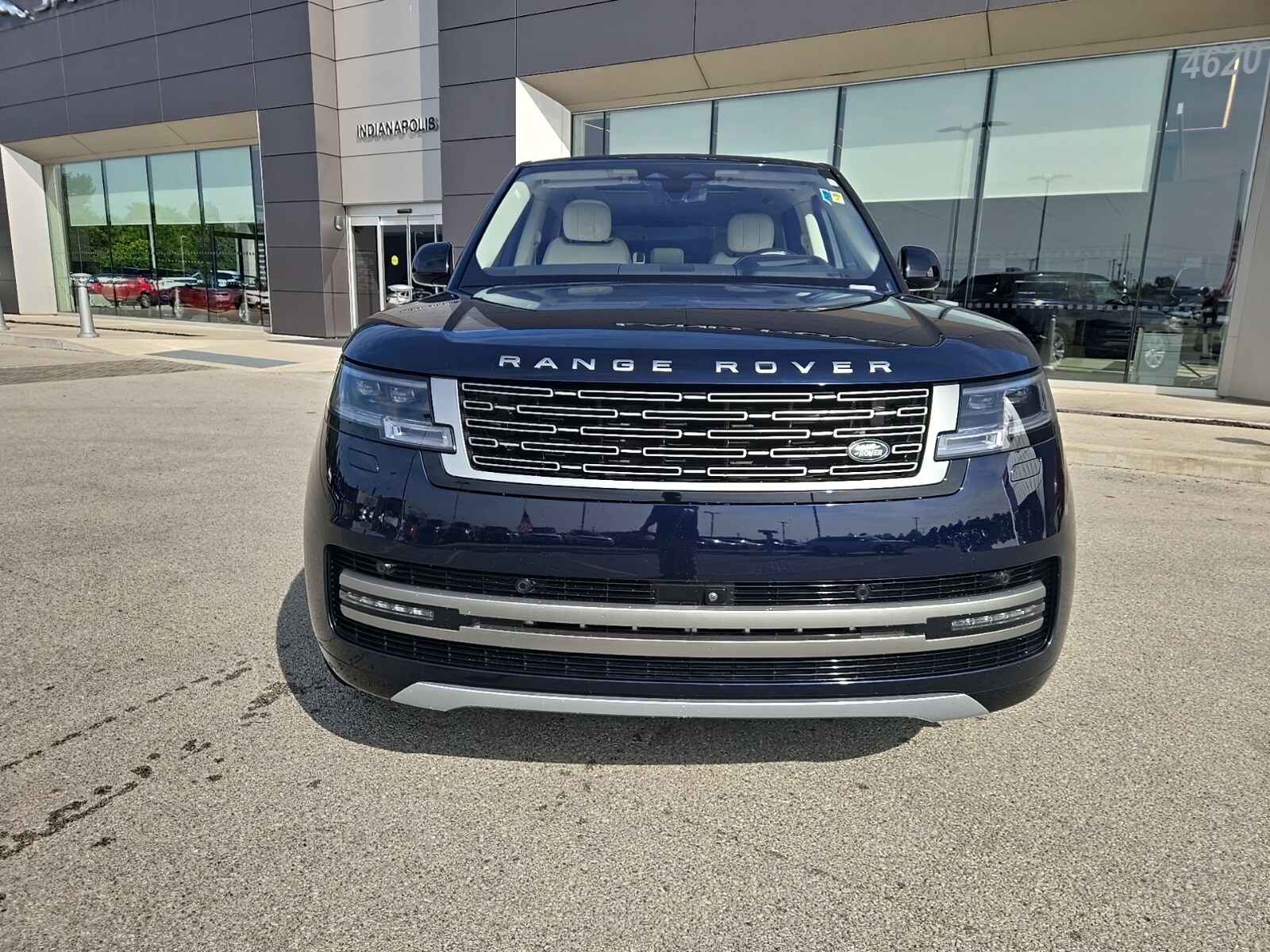 2023 Land Rover Range Rover SE photo 3