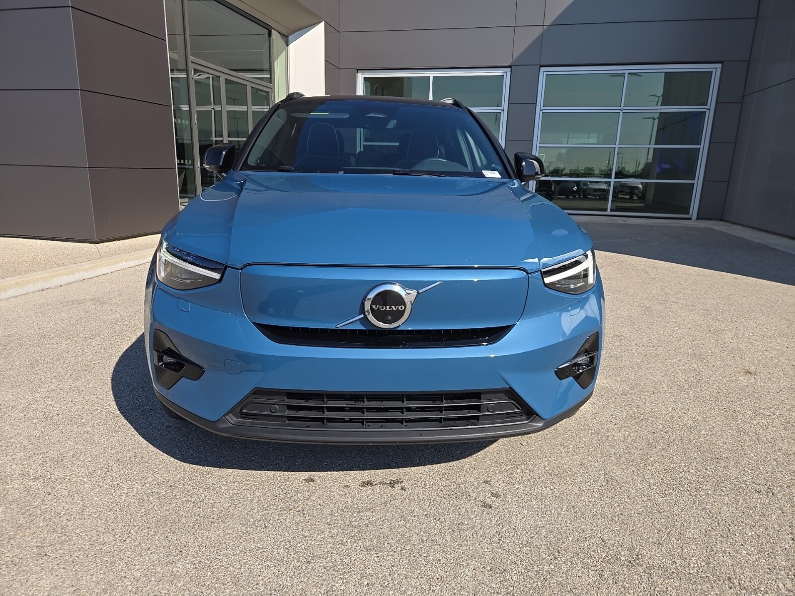 2023 Volvo XC40 Recharge Ultimate photo 2