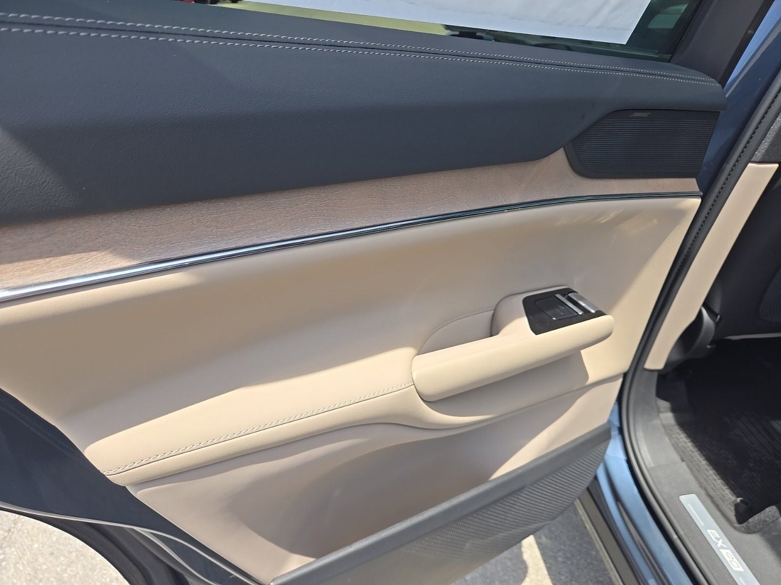 2025 Volvo EX90 Plus - Photo 35