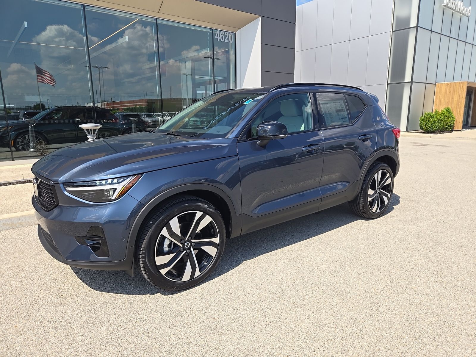 2026 Volvo XC40 B5 Ultra Dark AWD's photo