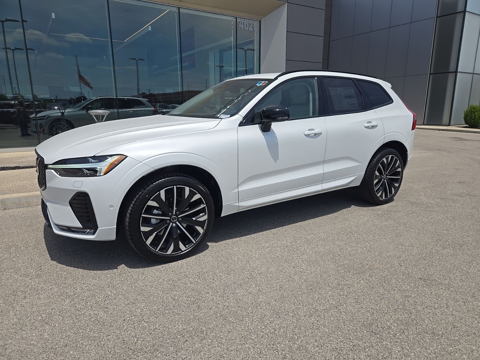 2026 Volvo XC60 B5 Ultra Dark AWD's photo