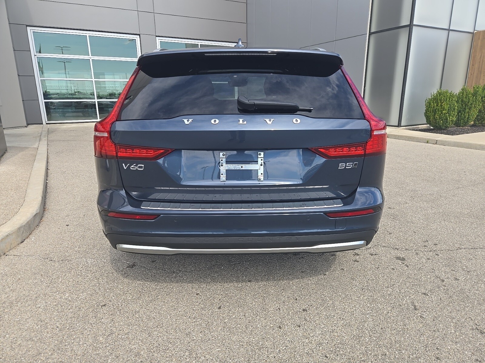 2024 Volvo V60 Cross Country B5 Plus photo 4