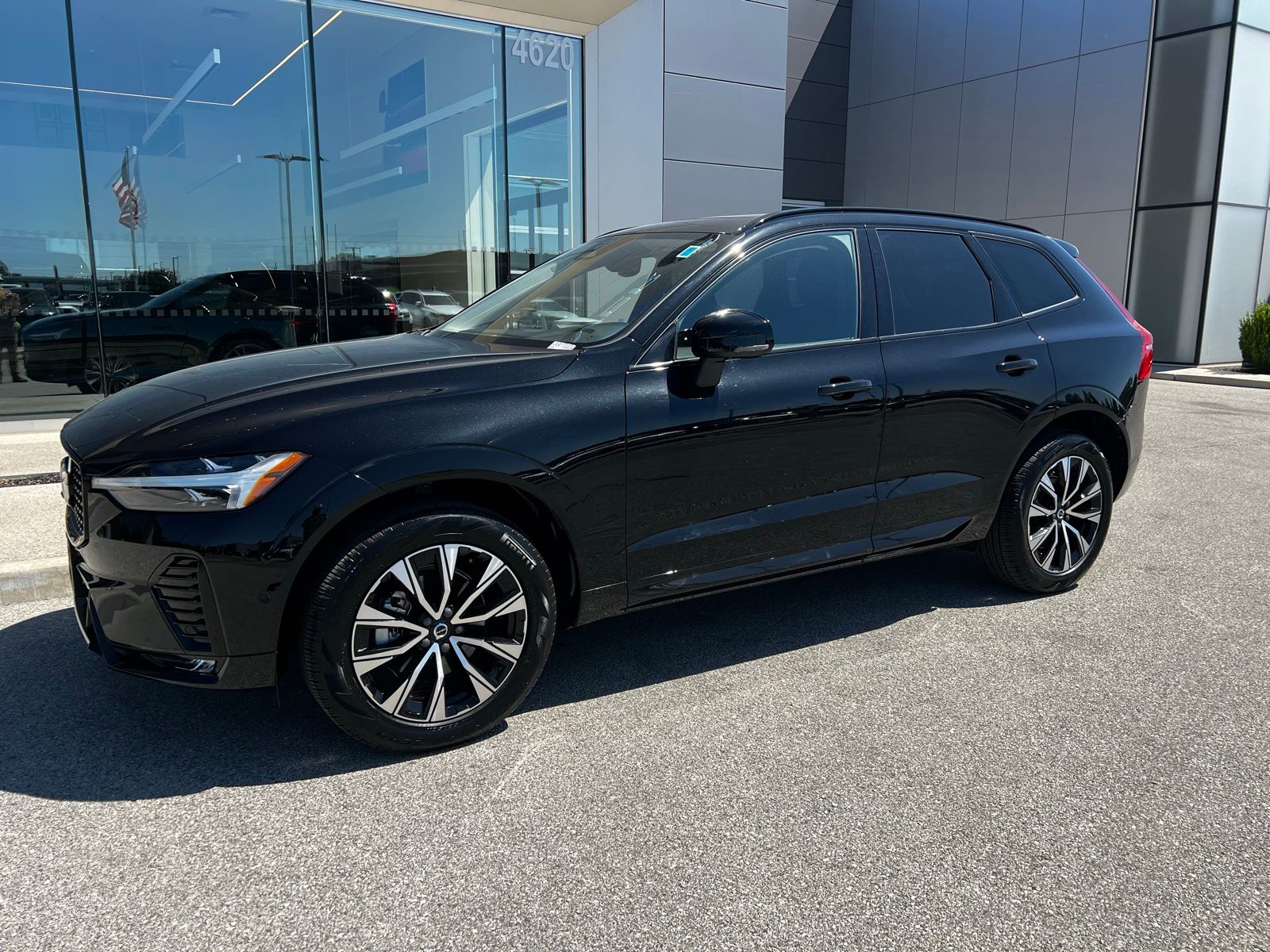 2025 Volvo XC60 B5 Plus Dark AWD's photo