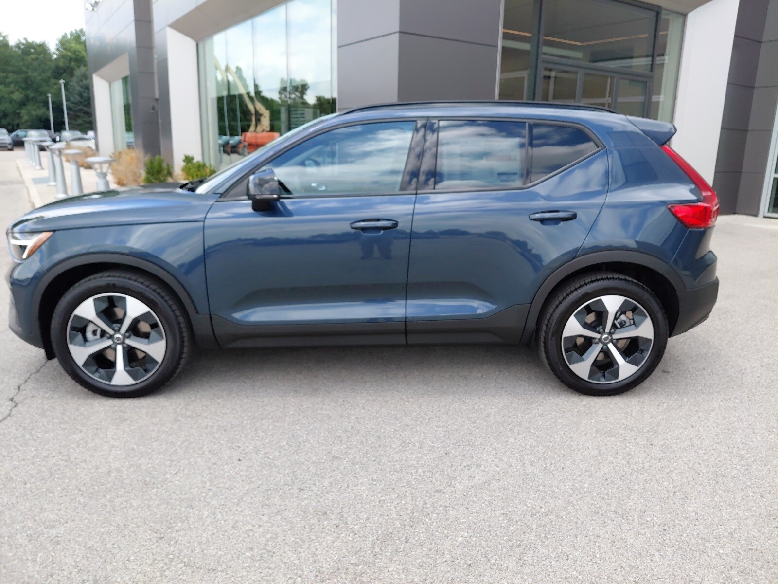 2026 Volvo XC40 Core photo 3