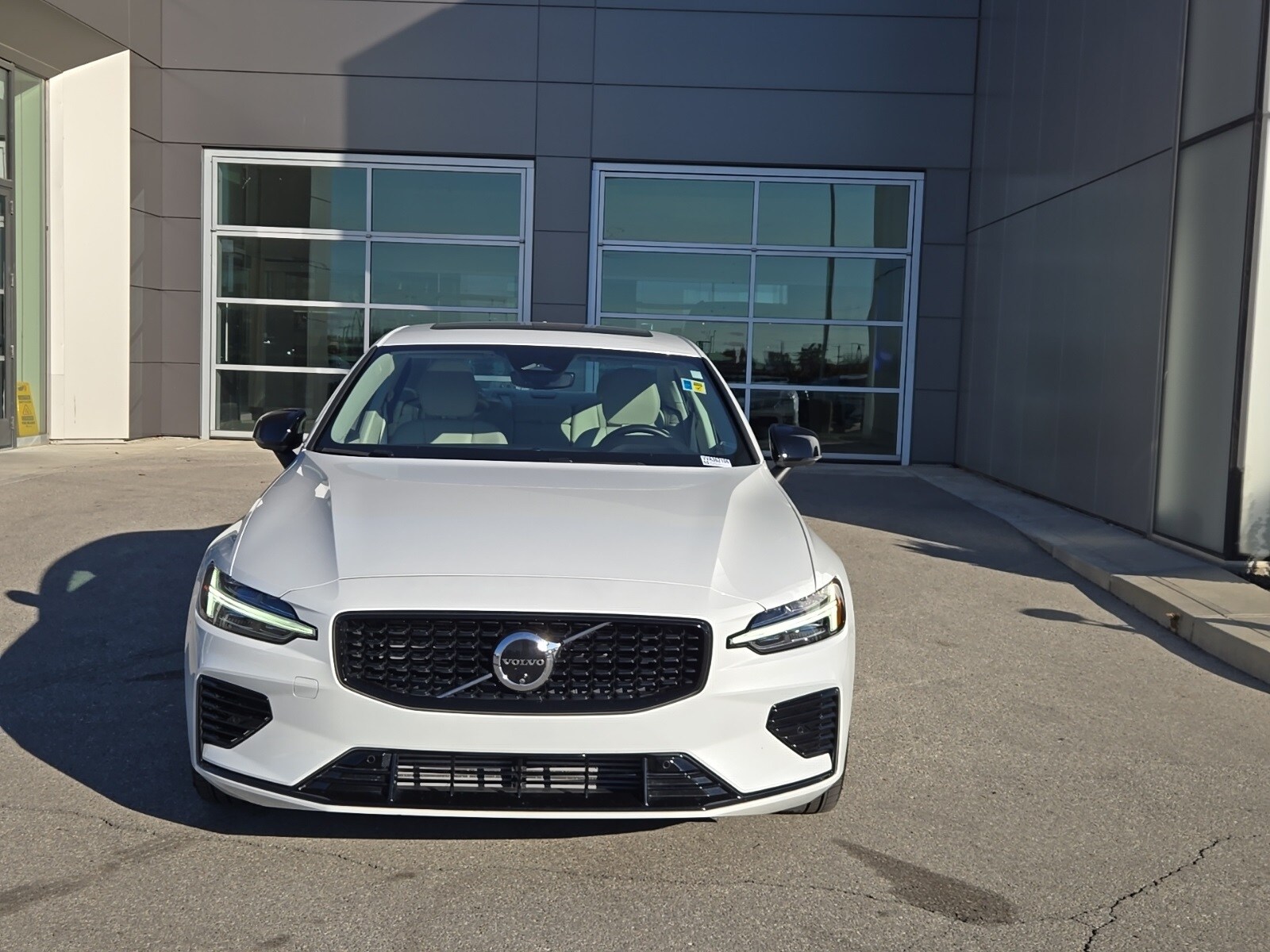 2025 Volvo S60 T8 Plus photo 3
